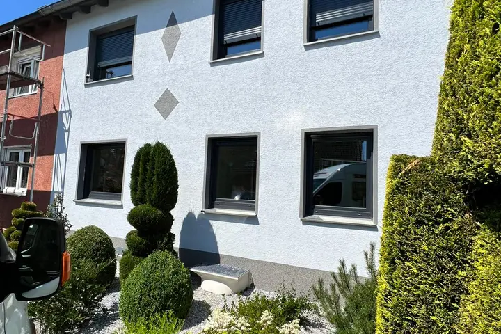 Fenster an einem modernen Wohnhaus